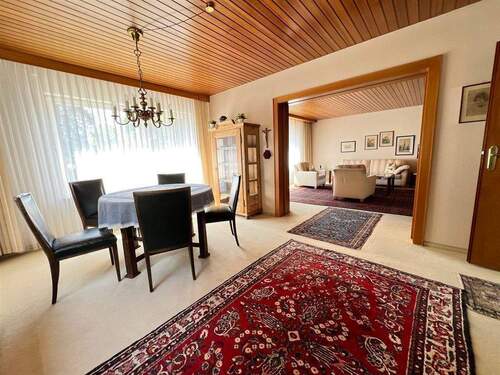 mit zwei großen Fenstern - 