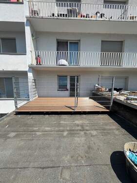 Terrasse - Großzügige 6 Zimmer, Küche und Bad Wohnung mit Terrasse