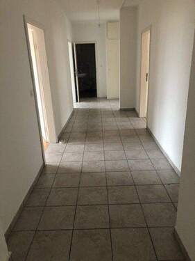 Flur1 - 6 Zimmer Etagenwohnung zur Miete in Ludwigshafen