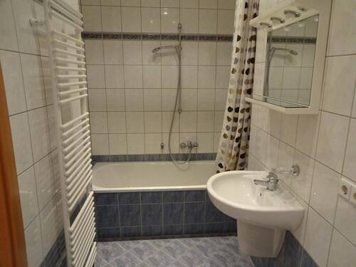 Bad mit Wanne - 