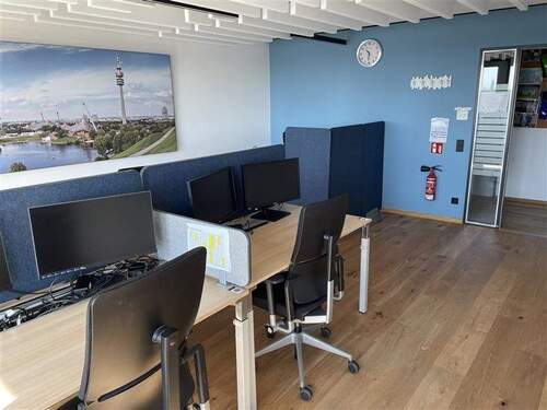 Schreibtischplätze 1-5 - Lichtdurchflutetes möbliertes Bürozimmer mit zwei Dachterrassen - All-in-Miete