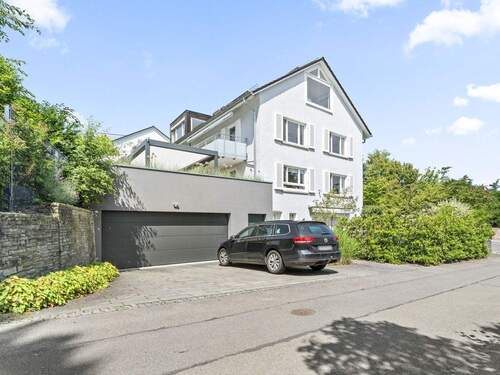 Ost- Ansicht mit Doppelgarage, Fahrradraum, Eingang und Terasse FeWo - 9 Zimmer Einfamilienhaus in Konstanz