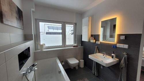 Bad mit Badewanne und Dusche - 