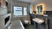 Bad mit Badewanne und Dusche - 