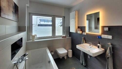 Bad mit Badewanne und Dusche - 
