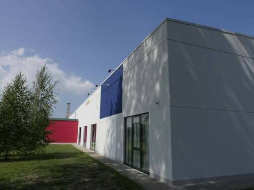 Außenansicht Straße - Platz für Ihr neues Büro, inkl. Stellplätze und Gästeparkplatz