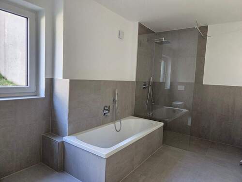 Badezimmer mit Badewanne und Dusche - 