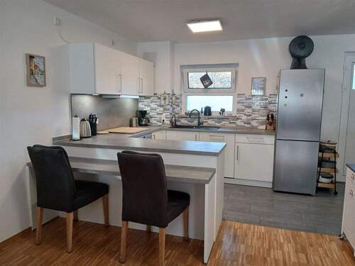 offene Küche, grau gefliest - 