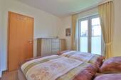 Schlafzimmer mit bodentiefen Fenster - 
