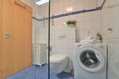 Duschbad mit verfügbarer Waschmaschine - 