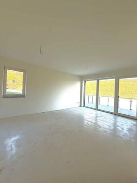 Wohnzimmer ohne Bodenbelag - 