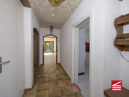 Blick in den Flur - EG rechts Küche - links Garderobe - Einfamilienhaus mit 125,00 m&sup2; in Sinzheim zum Kaufen