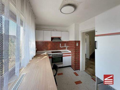 Blick aus dem Essbereich in die Küche - 