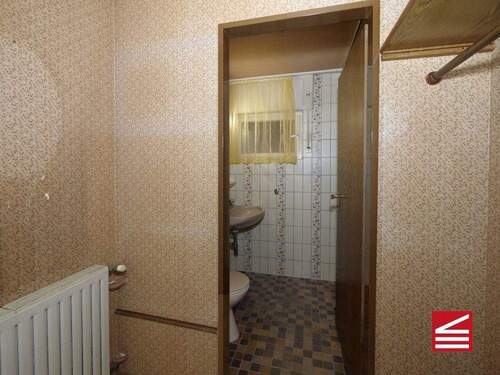 Garderobe - Blick ins Gäste WC - 