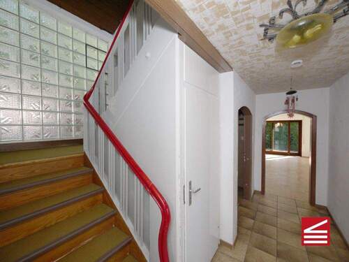 Treppenhaus - Aufgang DG u. Tür zum Keller - 