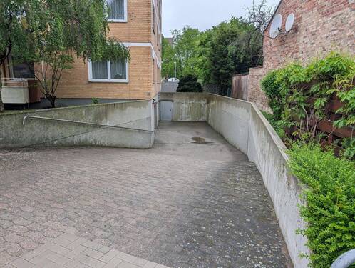 Zufahrt zur Tiefgarage - 