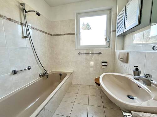 Bad mit großem Fenster - 