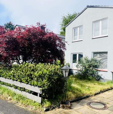 Hsusansicht Vorderseite - Sonniges 5- Zimmer- Familiendomizil in ruhiger Wohnlage inkl. Garage