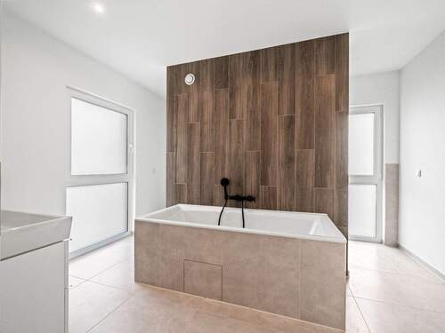 Ansprechendes Tageslichtbad - 