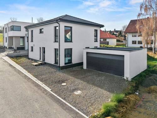 Wohnhaus und Doppelgarage - 