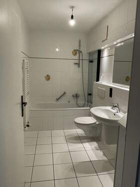 gepflegtes Wannenbad - 