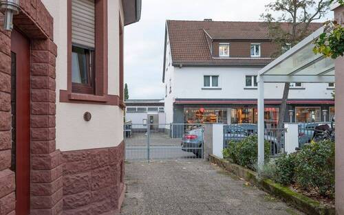 Sicht zur Straße - 8 Zimmer Mehrfamilienhaus, Wohnhaus zum Kaufen in Neu-Isenburg
