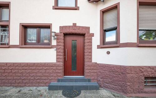 Haustür - 8 Zimmer Mehrfamilienhaus, Wohnhaus in Neu-Isenburg