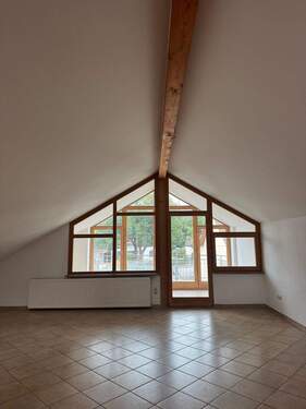 OG Wohnzimmer - Großzügige Dachgeschosswohnung mit Wintergarten, Balkon & Weitblick - sofort bezugsfrei!