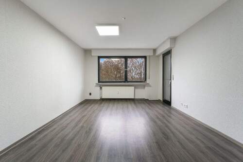 Wohnzimmer, Zugang Balkon - Helle 4,5 Zimmer mit überdachtem Balkon und Gäste-WC