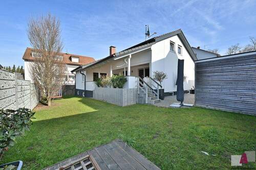 Sicht vom Garten - Großzügiges Einfamilienhaus in ruhiger Lage