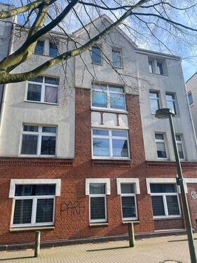 Bild 1 - Mehrfamilienhaus mit 14 Garagen und Hofgebäude in Neumünster