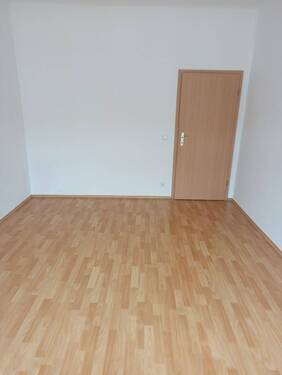 Wohnzimmer - Richtung Tür - 3 Zimmer Etagenwohnung in Chemnitz