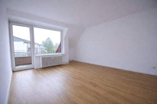 Wohnzimmer - Renovierte 2-Zimmer-Wohnung mit Balkon und Garage