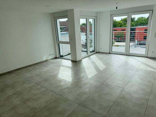 Wohnzimmer mit Balkon - 4 Zimmer Etagenwohnung zur Miete in Köln