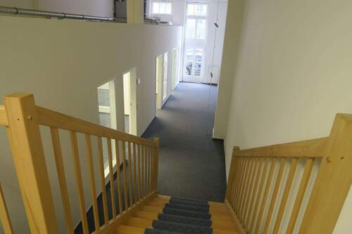 1070-Treppe zur oberen Ebene Ansicht 2 - 