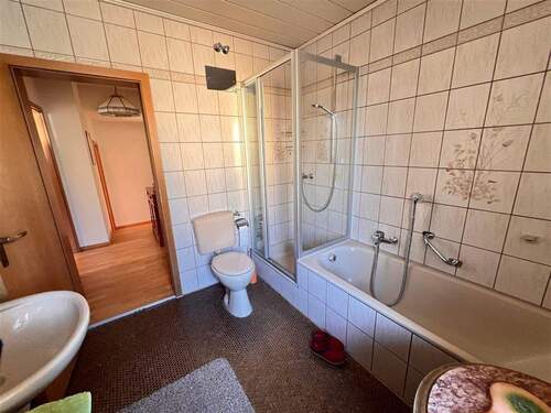 mit Badewanne und Dusche - 