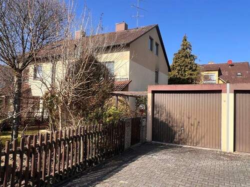 Garage direkt am Haus - Doppelhaushälfte mit 139,00 m&sup2; in Fürth zum Kaufen