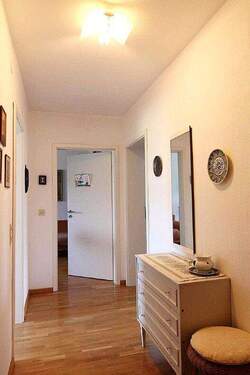  Flur 1. OG - 5 Zimmer Etagenwohnung in Seeheim-Jugenheim