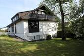 Hausansicht von Nordwesten - Zweifamilien-Wohnhaus in guter Wohnlage am nördlichen Ostrand der Kleinstadt Leun im Lahn-Dill-Kreis
