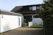 Hauseingang mit Doppelgarage - 1 Zimmer Mehrfamilienhaus, Wohnhaus zum Kaufen in Leun