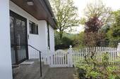 Eingangsbereich mit Handlauf - Mehrfamilienhaus, Wohnhaus mit 230,00 m&sup2; in Leun zum Kaufen
