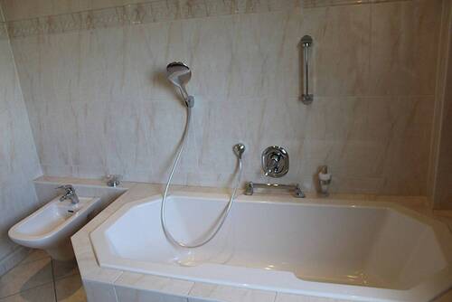 EG Badezimmer mit Bidet - 