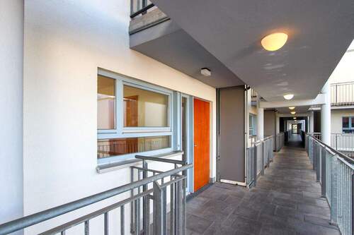 Laubengang und Wohnungseingang - 2 Zimmer Etagenwohnung zum Kaufen in Dresden