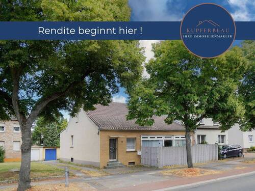 Hausansicht Straße - Zweiparteienhaus mit stabilem Mietertrag und Perspektiven in guter Lage!