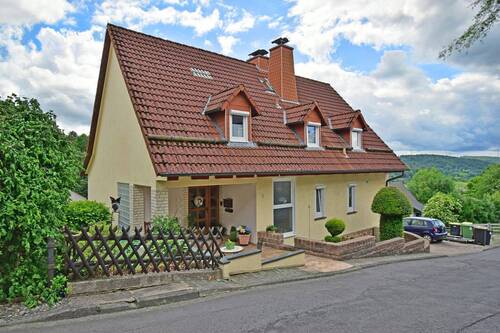 aussen Ans Strasse - 6 Zimmer Einfamilienhaus zum Kaufen in Helsa / Wickenrode
