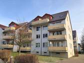 Hausansicht hinten - Dachgeschosswohnung mit Balkon und Einbauküche in ruhiger Lage