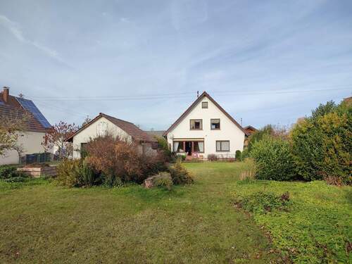 Garten, Blick zum Haus - 8 Zimmer Einfamilienhaus in Neuhausen