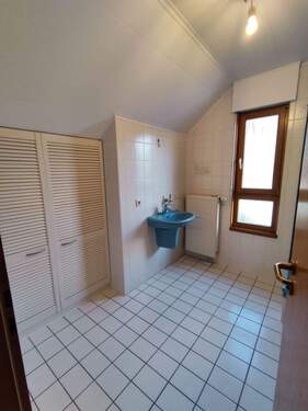 ... geräumig und mit Fenster - 