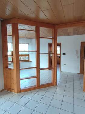 ... mit Raumteiler zum Wohnzimmer - 