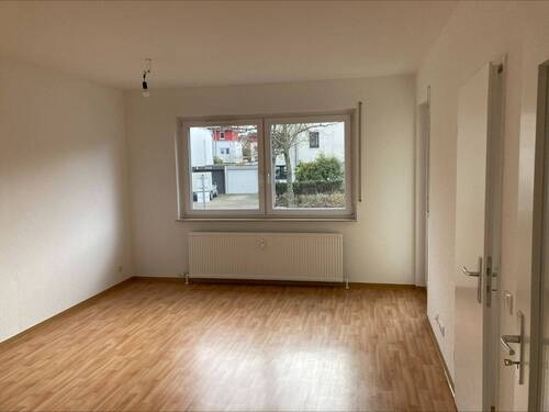 Beispielbild: Wohnzimmer mit PVC-Bodenbelag in Holzoptik und weißen Wänden - 1 Zimmer Etagenwohnung zur Miete in Friedrichsdorf